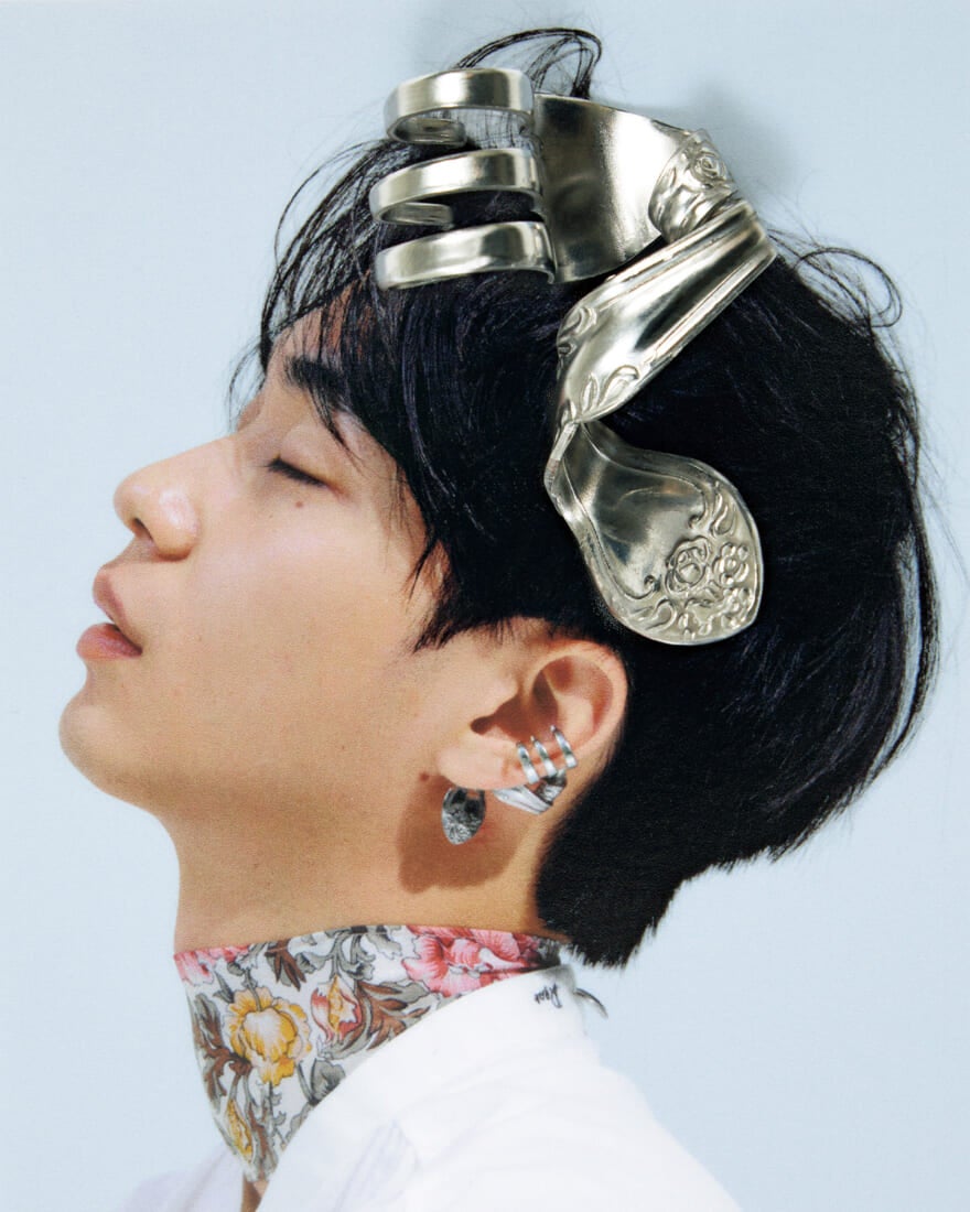 ブラリネスのイヤカフを着用した野村康太