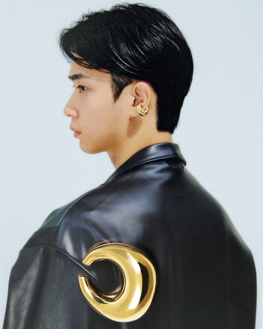 トムウッドの「バオ イヤカフ」を着用した野村康太