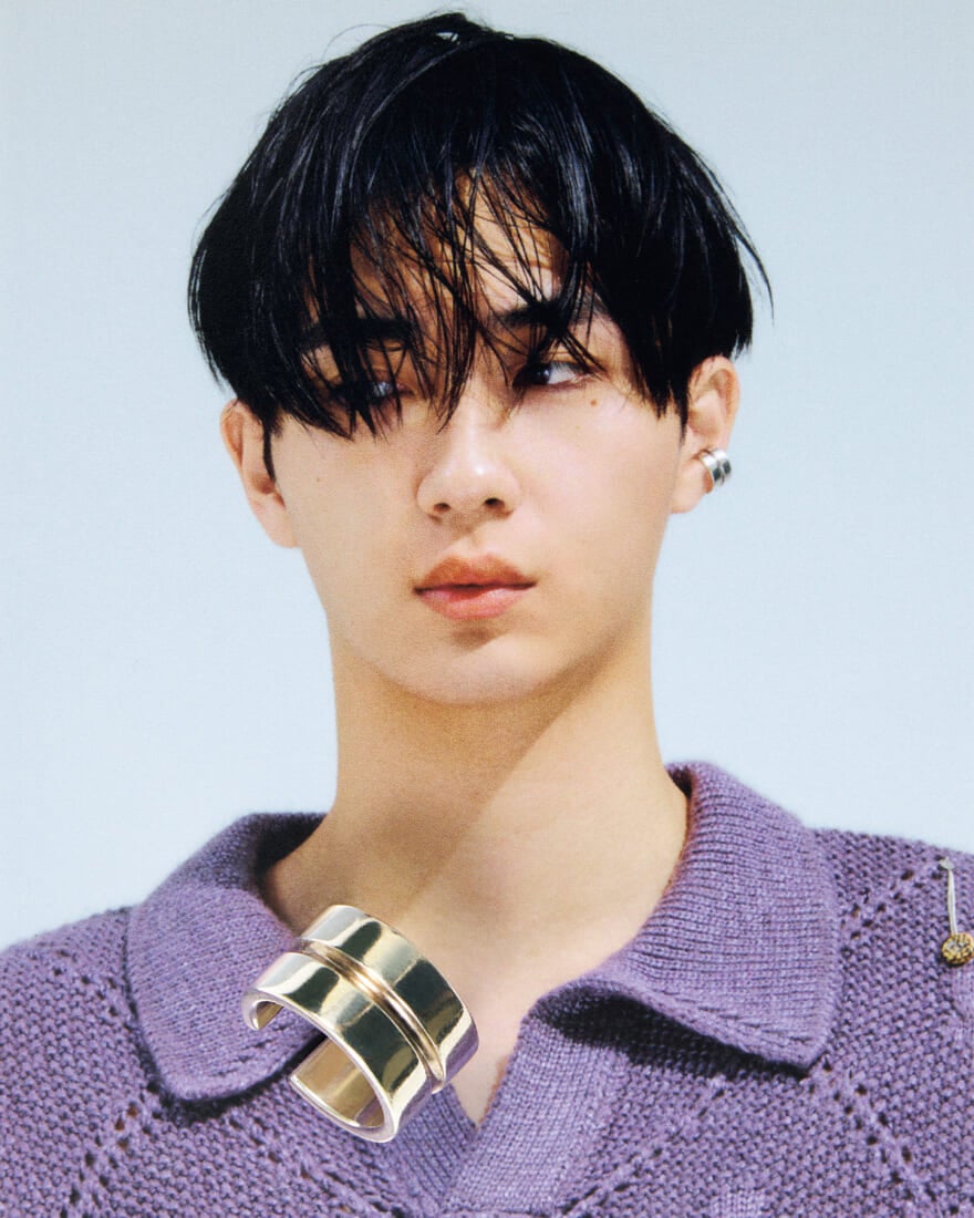 オール ブルースのイヤカフを着用した野村康太