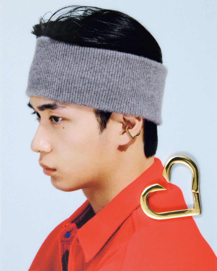 ハートモチーフのイヤカフを着用した野村康太