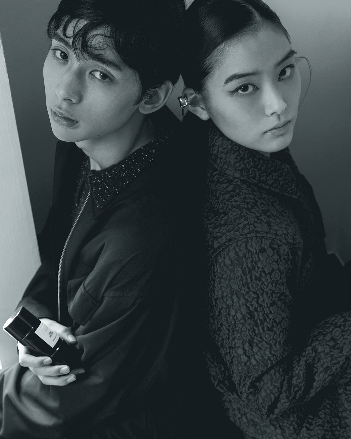 大人なバニラの香りの香水を持ったメンズノンノモデルの松井大奈と汐谷友希