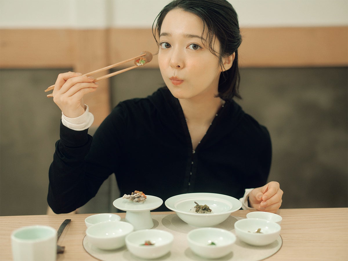 水刺「地」を食べる上白石萌音　2
