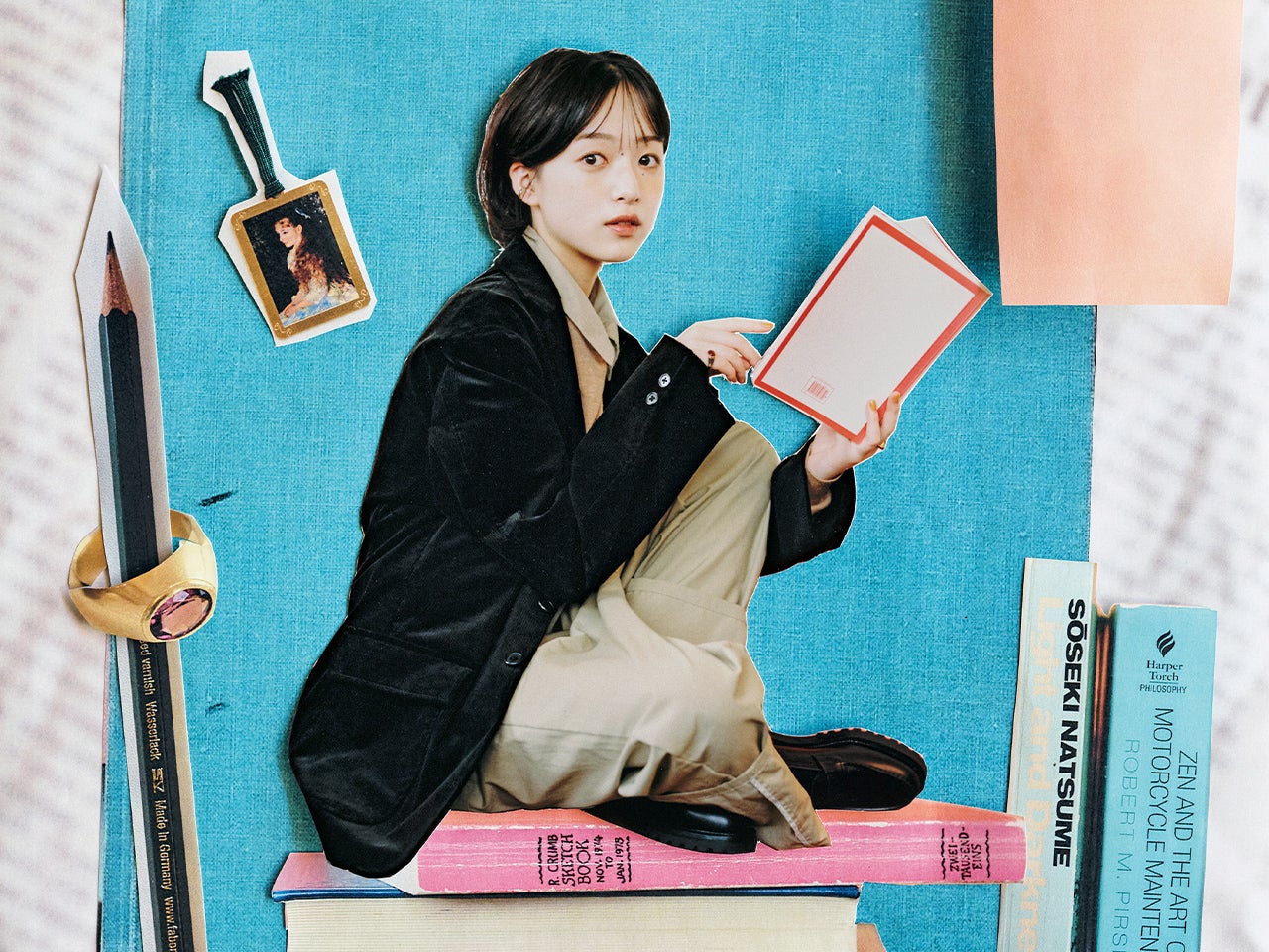 ジャケットを着た早瀬憩が古本屋で“ジャケ買い”。「1年間で365冊読破したこともあるんです！」