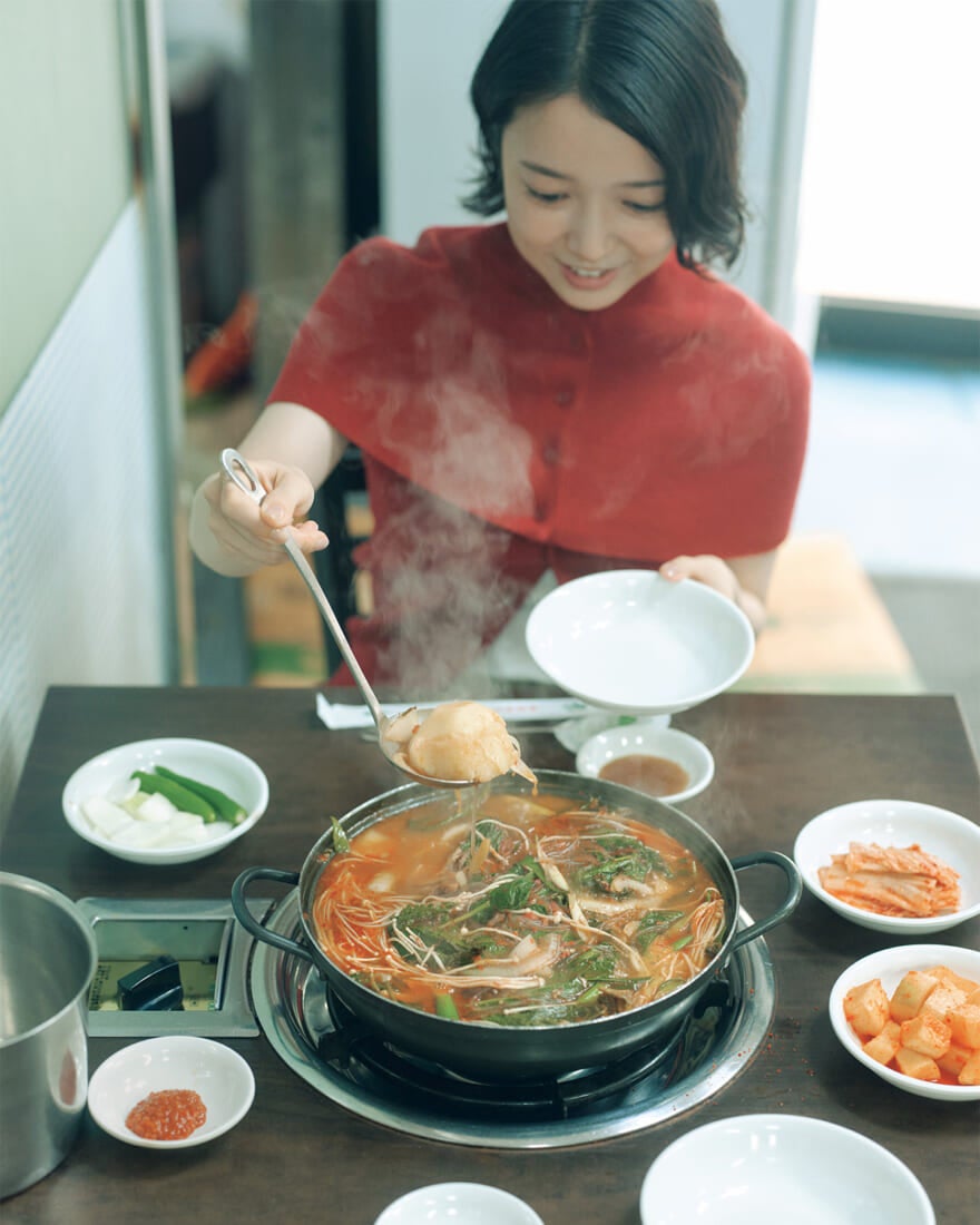 「カムジャタン」を食べる上白石萌音