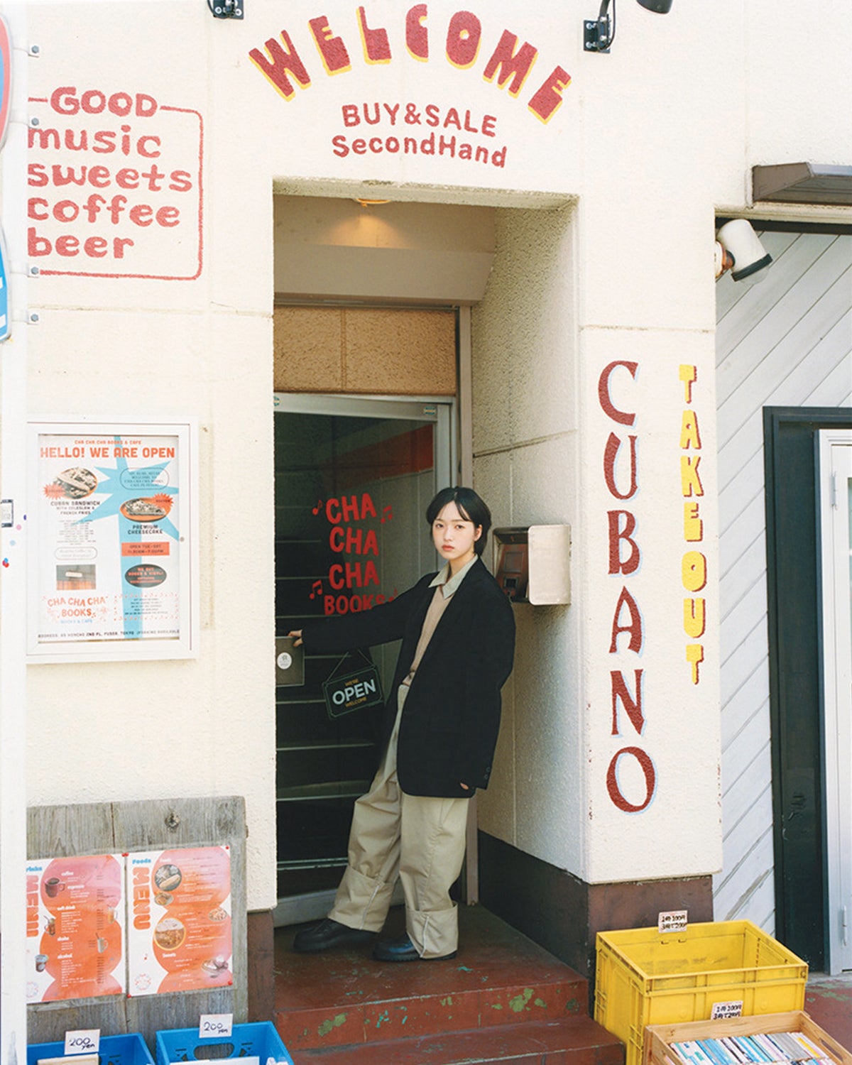 Cha Cha Cha Booksの入り口に立つ早瀬憩