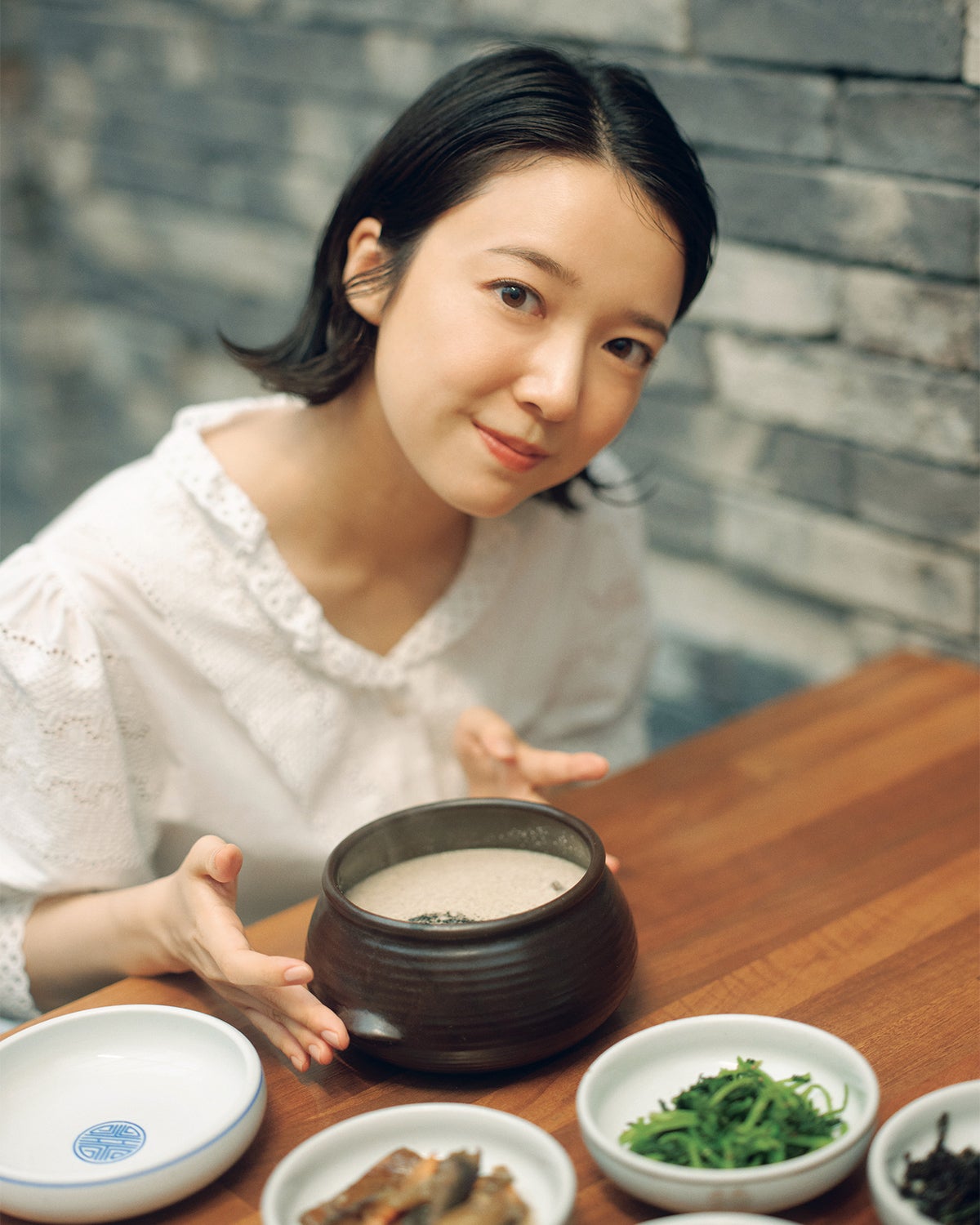 「えごまのカルグクス」を食べる上白石萌音