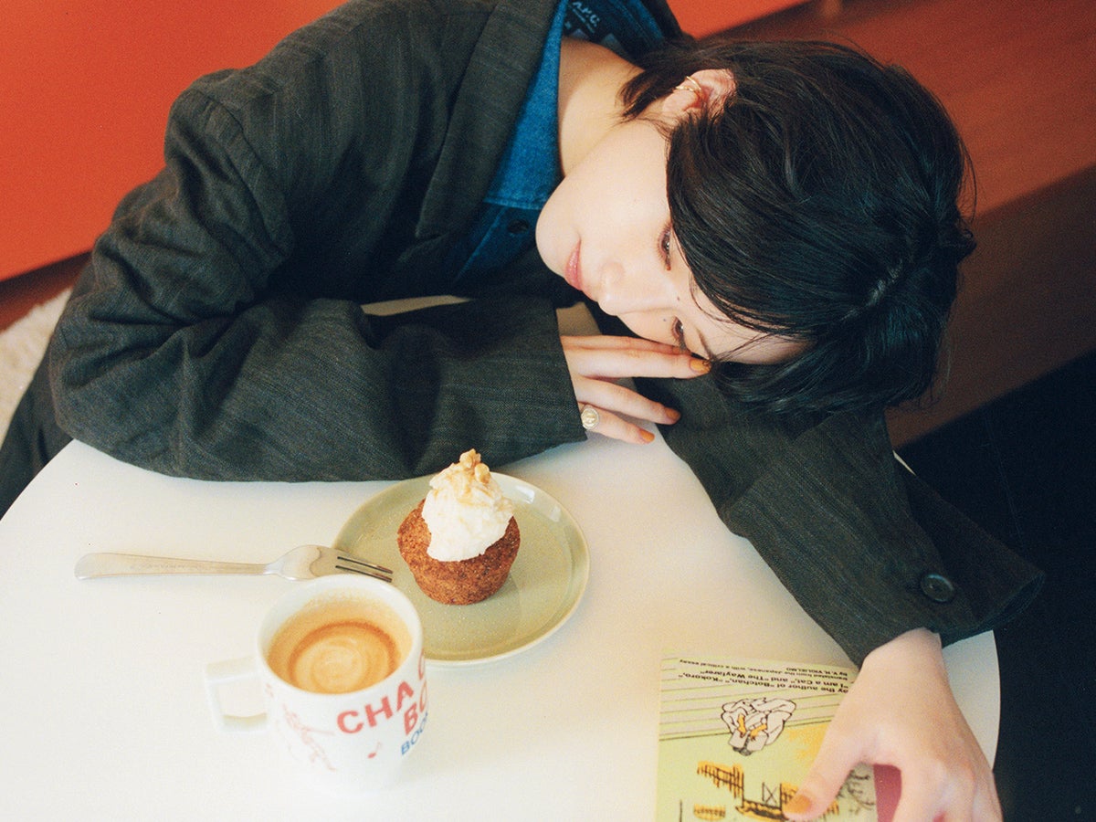 古本屋「チャチャチャブックス」に併設されたカフェの自家製キャロットケーキ（￥500）と、香り高いカフェラテ（￥600）