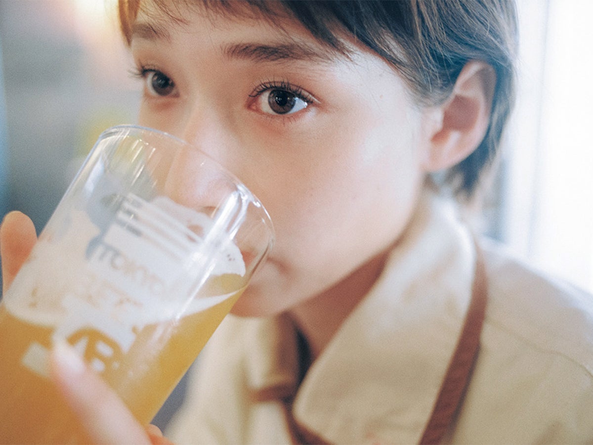 ビールを飲む白本彩奈