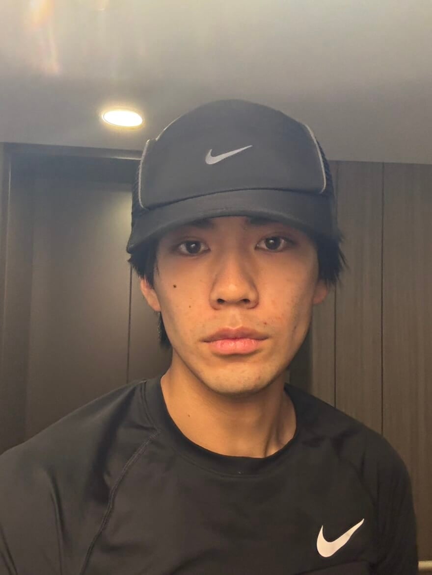 ランニングのためキャップを被ったメンズノンノモデル稲井孝太朗