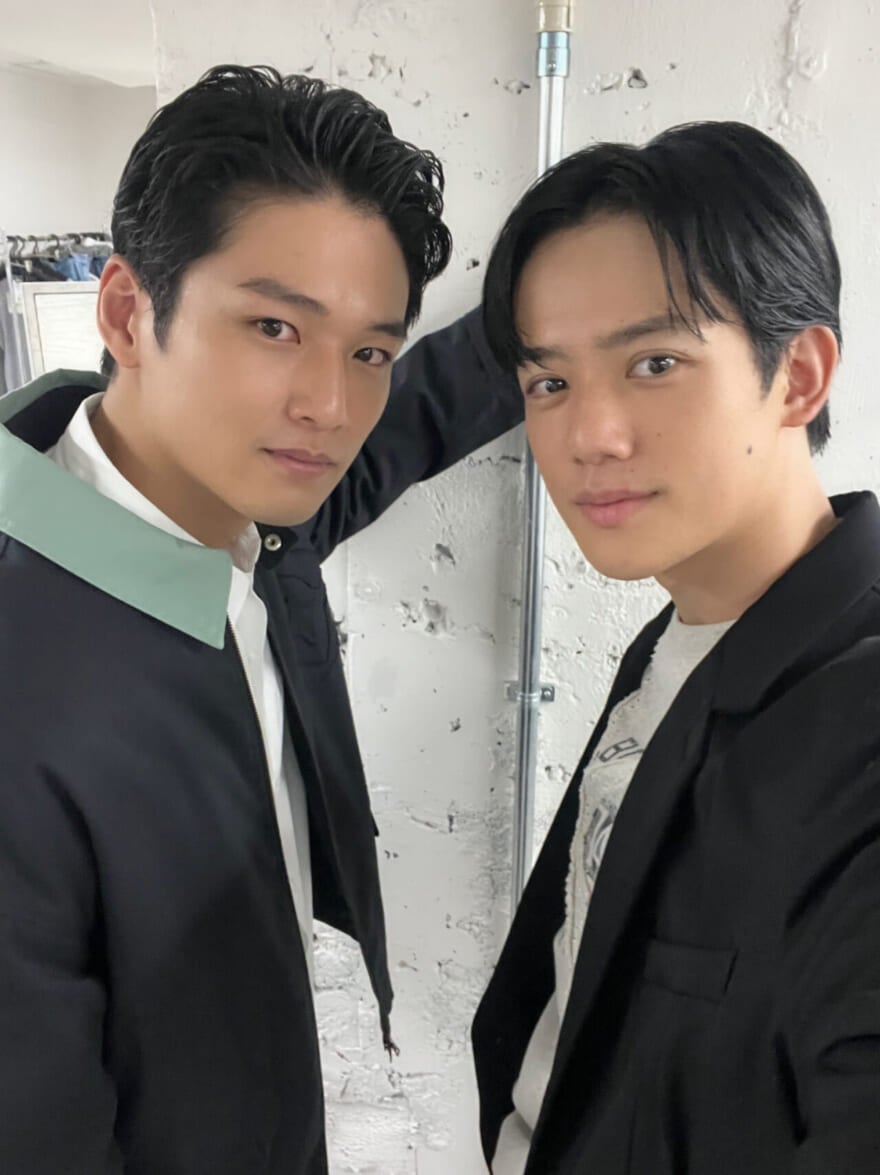 向かい合って立ち、カメラを見るメンズノンノモデル中川大輔と、メンズノンノモデル樋之津琳太郎