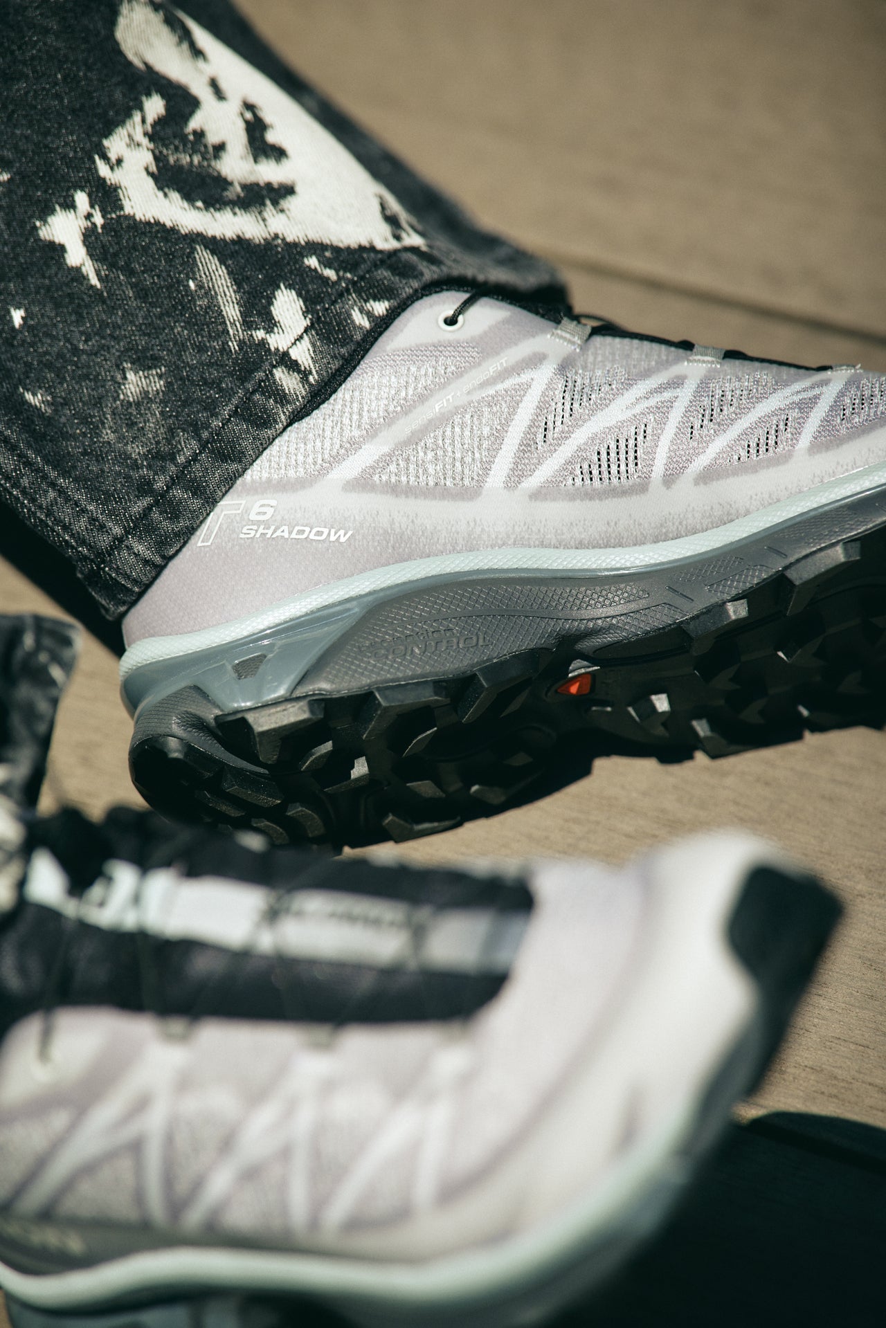 〈SALOMON ADVANCED〉のスニーカーのオシャレな着こなしの寄り
