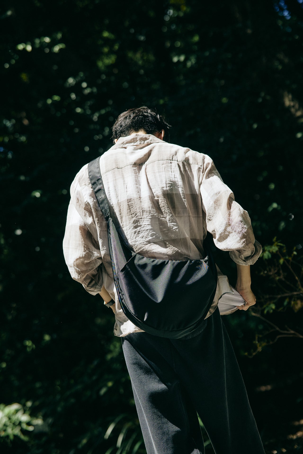 〈yorozu〉のショルダーバッグのオシャレな着こなし
