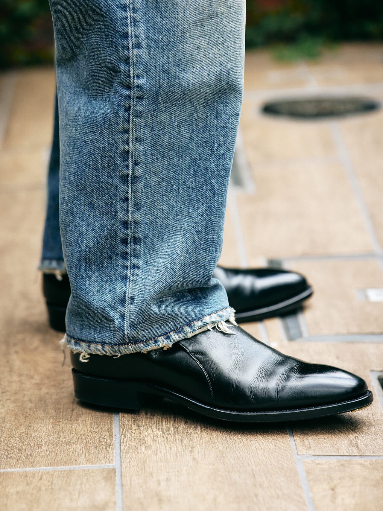 オシャレな人が愛用するカルマンソロジーの黒レザーシューズの着用カット