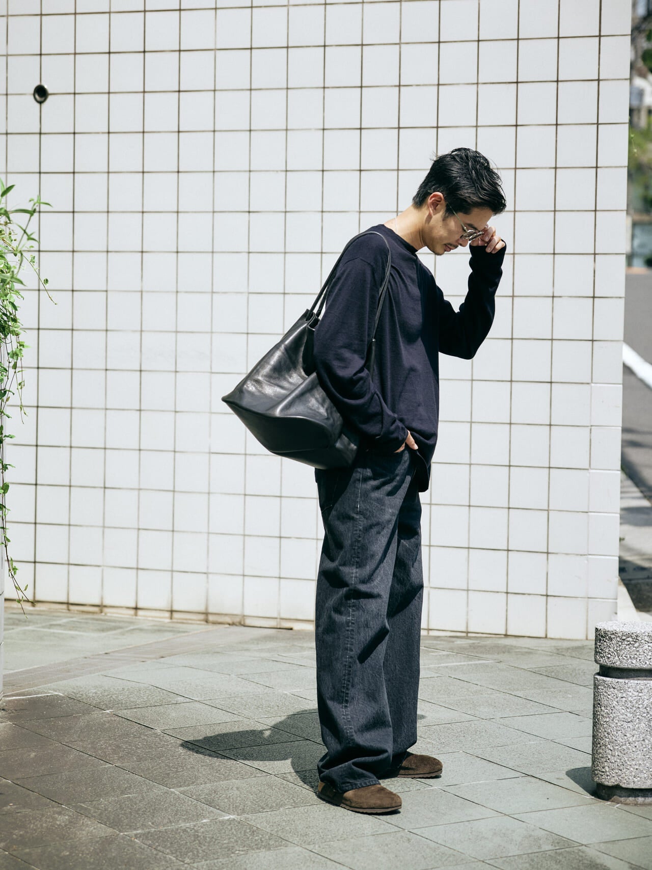 オシャレな人が愛用する〈GABRIELA COLL GARMENTS〉のレザーバッグの着こなし方
