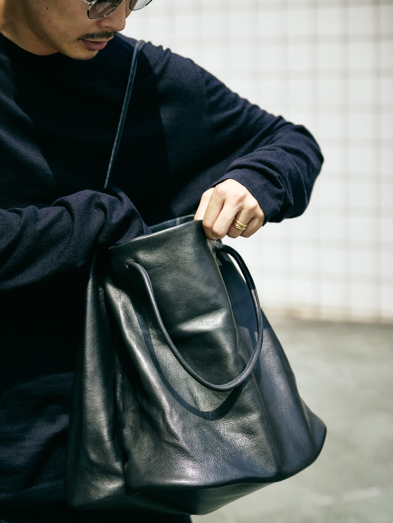 オシャレな人が愛用する〈GABRIELA COLL GARMENTS〉のレザーバッグのディテール