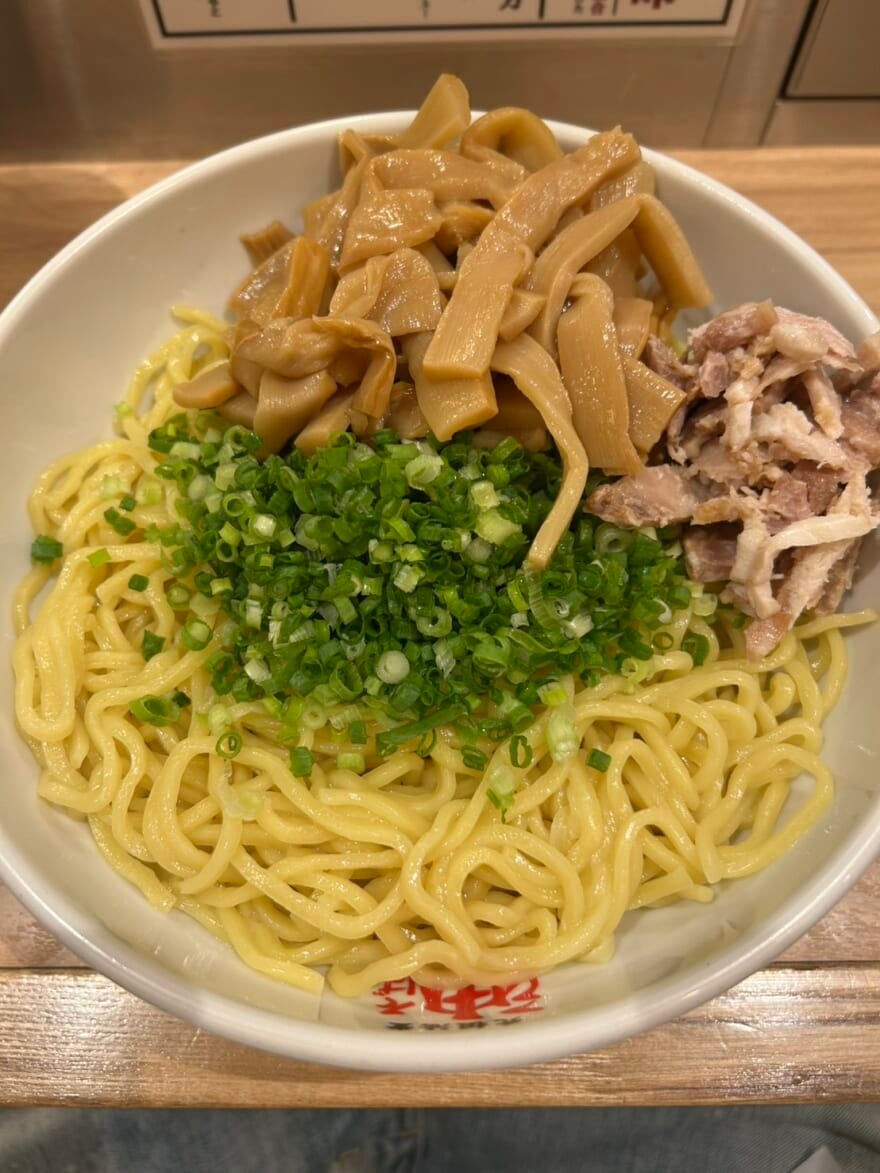 ファイナリスト阿久根温世が食べた油そばの写真。トッピングがたっぷり乗っている。
