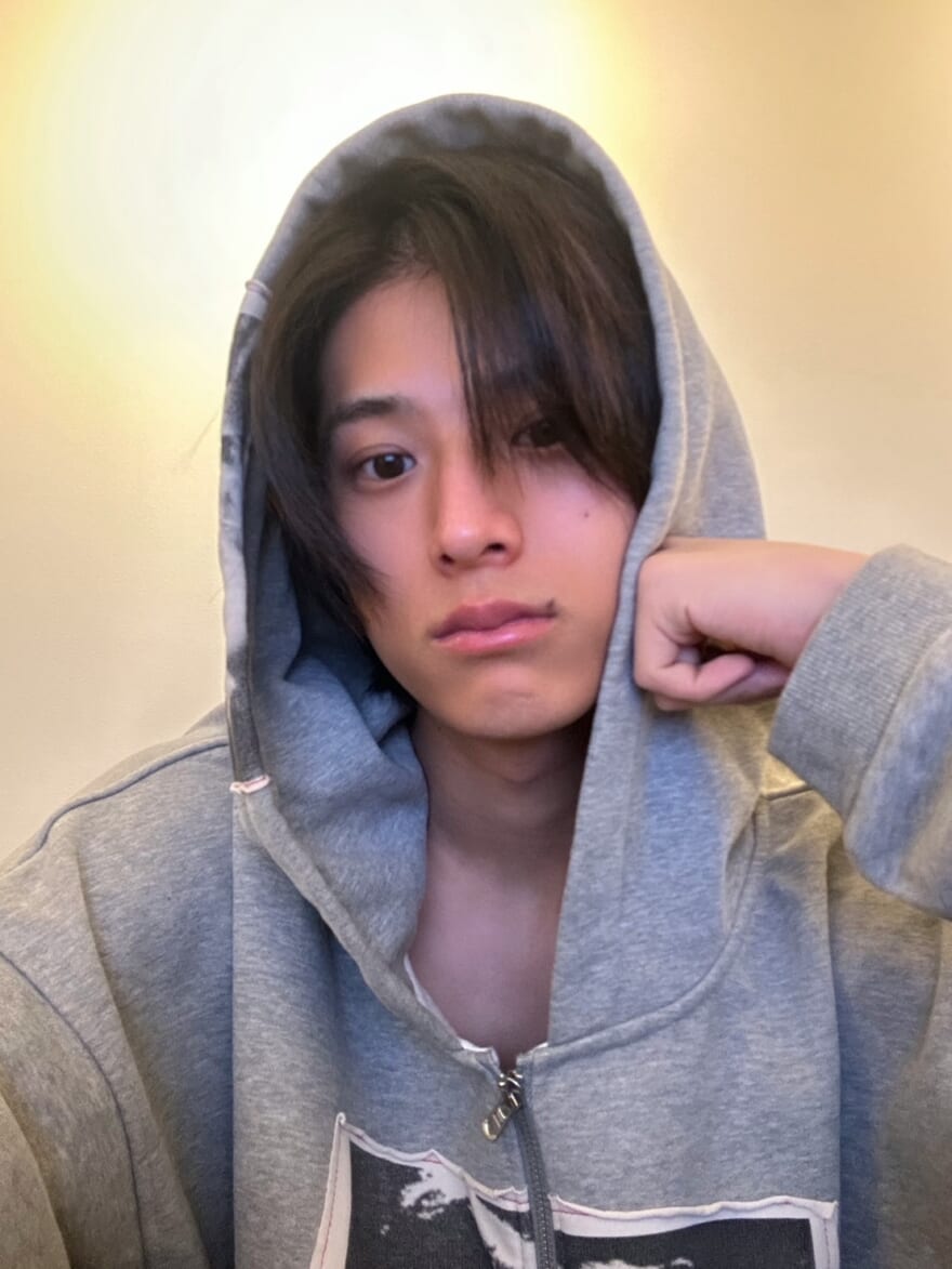 メンズノンノモデルオーディションファイナリスト　阿久根温世の画像。パーカのフードをかぶっている。