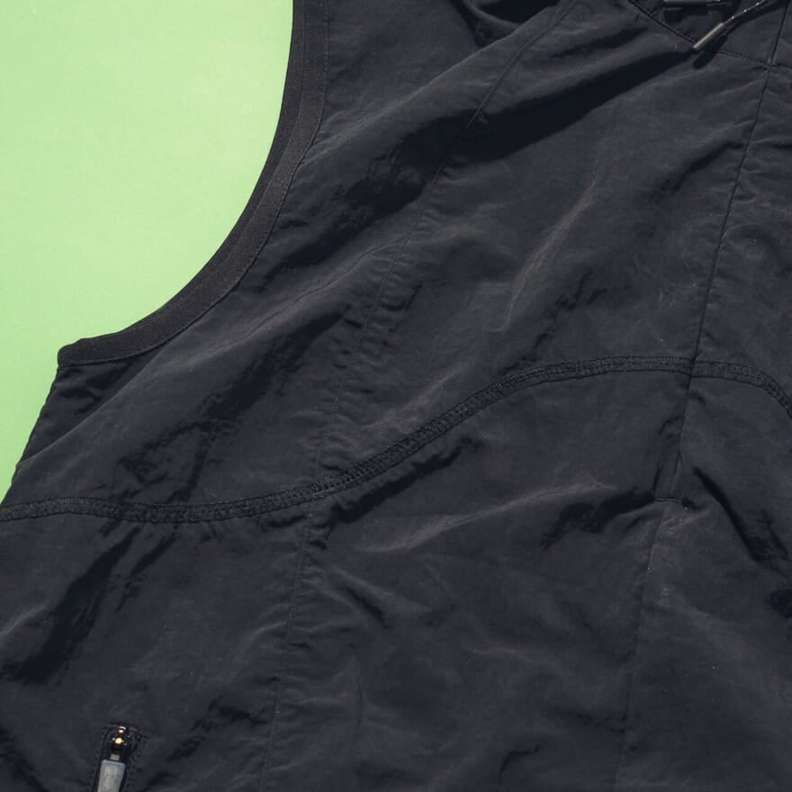 エディターが愛用するMARMOT CAPITALの黒ベスト「CURVE STITCH NYLON VEST」の素材感