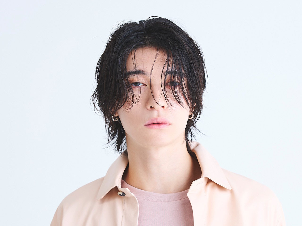 抜け感のあるシースルーバングで、服も髪もラフな雰囲気をまとう【東京最旬ヘアカタログ】