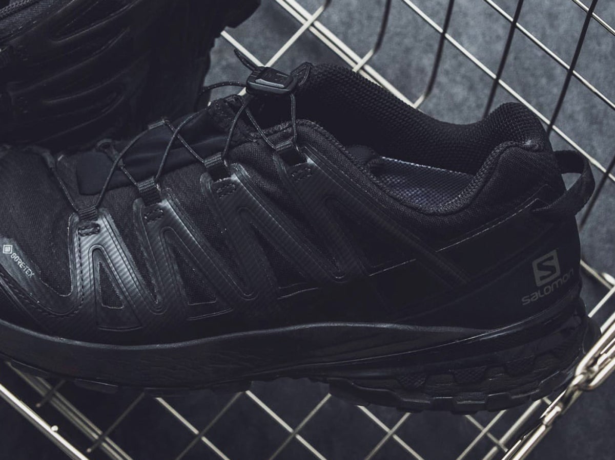 オシャレな人の「サロモン」は黒い。買ってよかった愛用ブラックスニーカー12選！