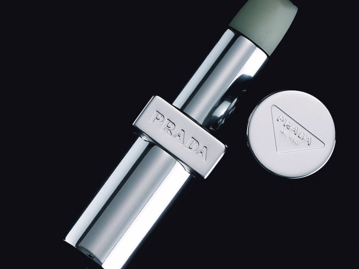 プラダのリップバーム、ブラウンのシェーバー…持ち歩きたいポケットサイズの「ビューティ名品」10選！