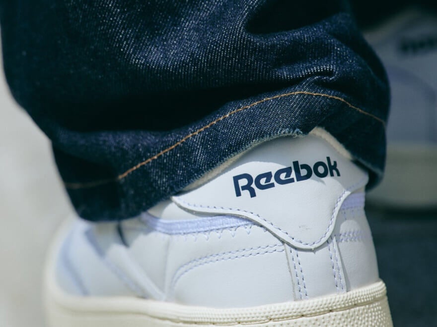 「白スニーカー」には「デニム」じゃないと！ A.P.C.にリーボック、アクネにアディダス…オシャレな３人の正解着こなしスナップ！