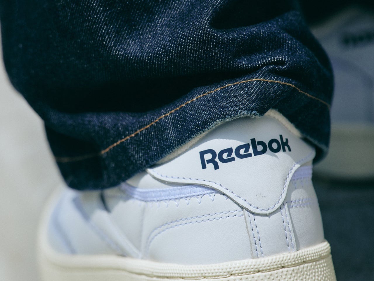 「白スニーカー」には「デニム」じゃないと！ A.P.C.にリーボック、アクネにアディダス…オシャレな３人の正解着こなしスナップ！