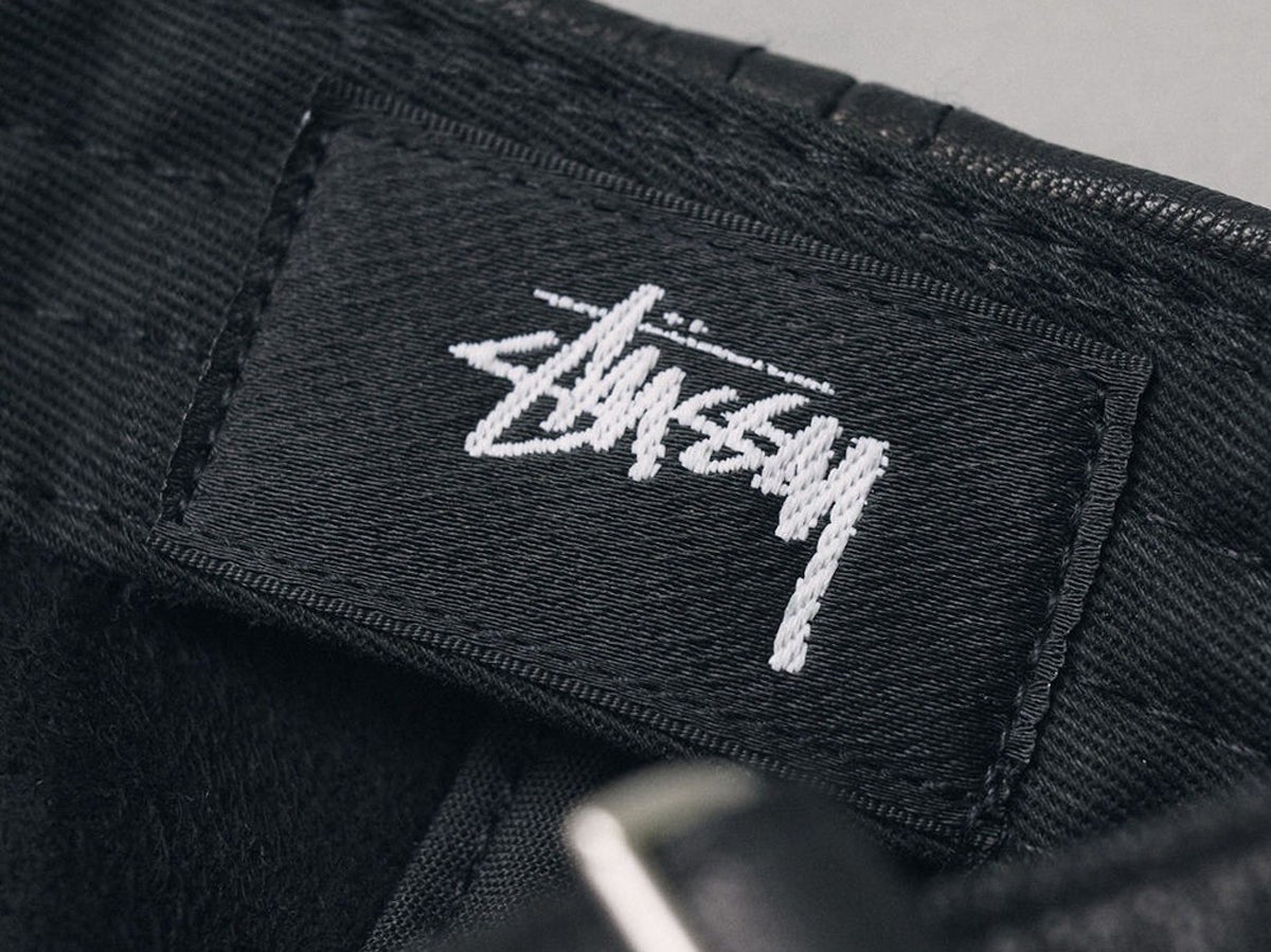 e28 [人気デザイン]ステューシー  定番カラー ビッグロゴ パーカー 買って大正解な「愛用ステューシー」７選！ 人気コラボ、旬のジップ