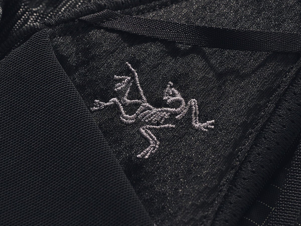 買ってよかった「アークテリクス」４選を正解着こなしつきで。黒シェルジャケット、バッグやスニーカーにヴェイランスも！［ARC’TERYX］