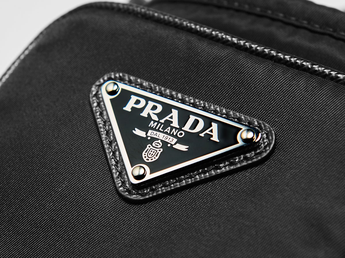 PRADA■ヘムプバスケットボキッベクブラック プラダ」で9月に買うべき「名作小物」4選！秋へのレザー財布