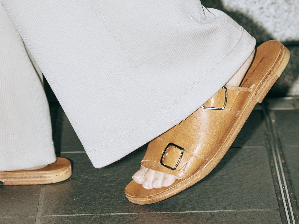 オシャレな人の「愛用サンダル」はひと味違う！ ９月も大活躍するレザーからアウトドアやビーサンまで正解着こなし６選！