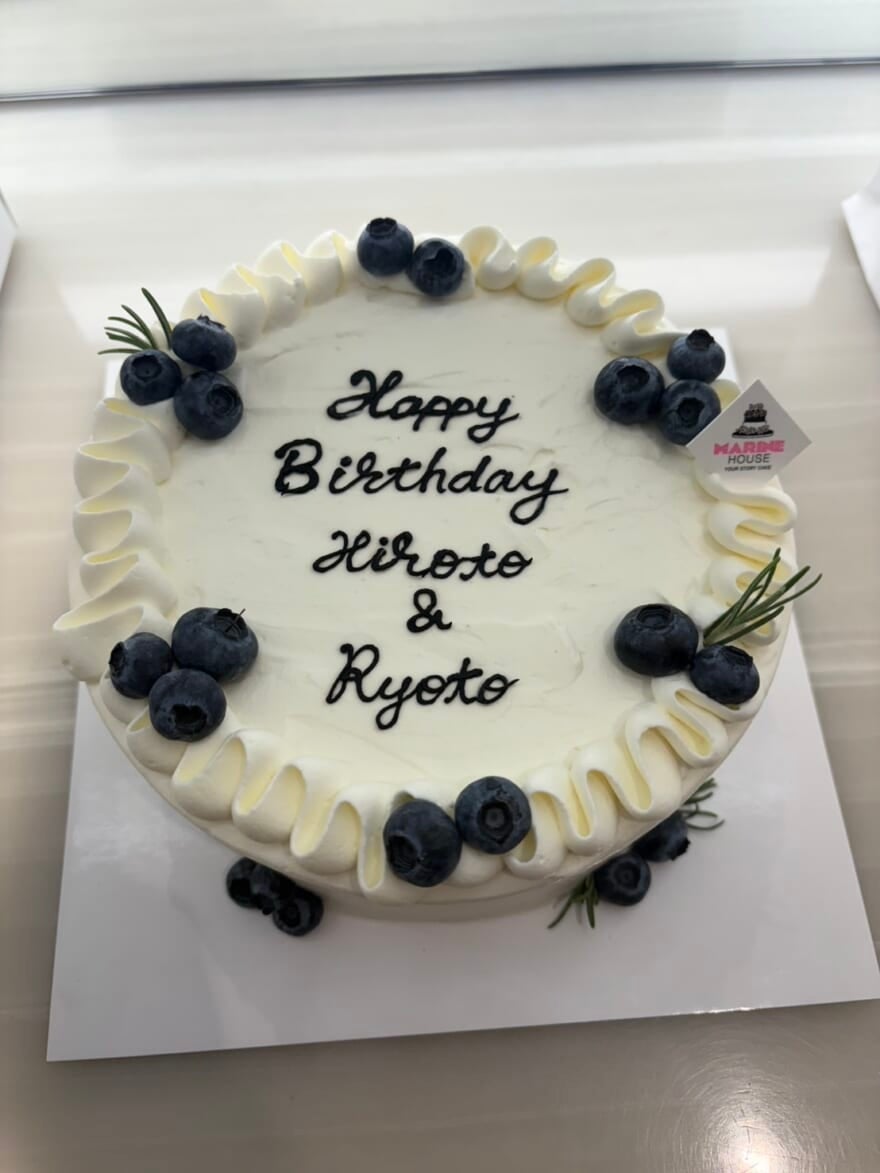 ハッピーバースデーヒロト&リョウトと書かれたケーキ