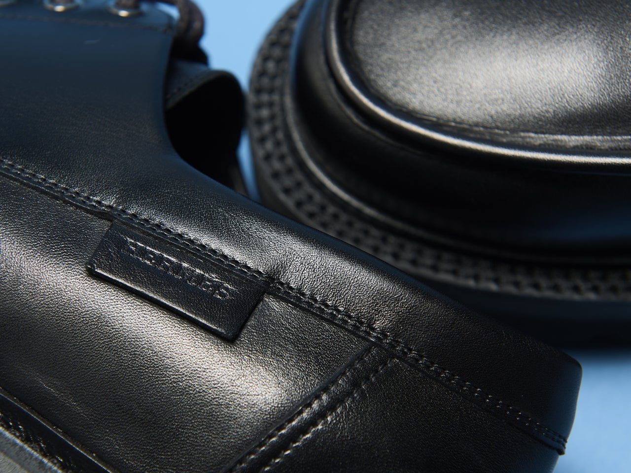 エルメス、ルイ・ヴィトン、プラダ、ロエベ…「ハイブランド」で９月に買うべき黒革靴＆スニーカー５選。