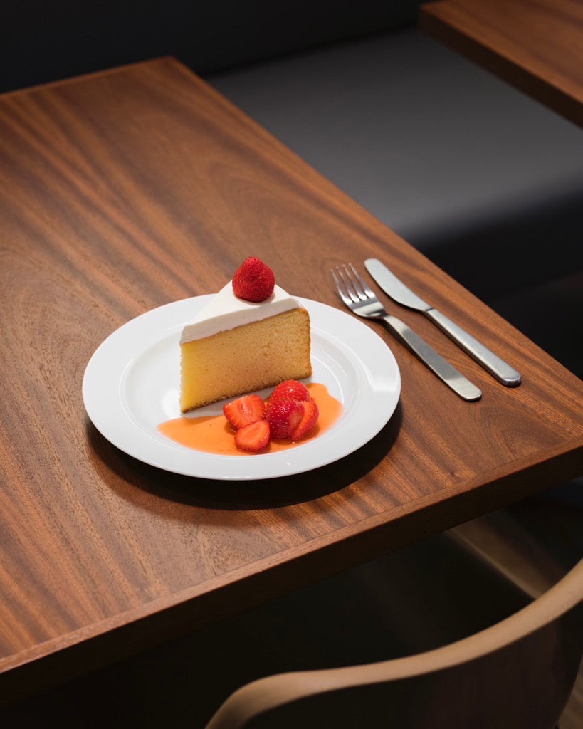 マーガレットハウエル高輪店のカフェで提供されるケーキ