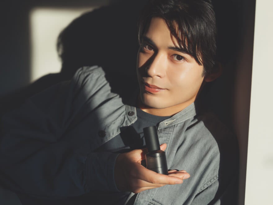 progista（プロジスタ）の美容液を手に持つ男性モデル
