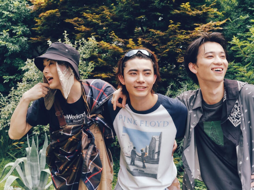 豊田裕大、小方蒼介、石川愛大が暑い季節の屋外でフェスを楽しむイメージ2