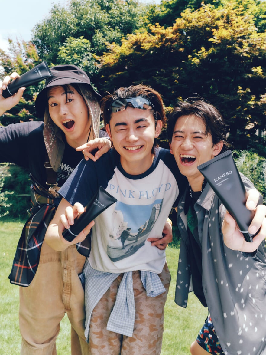 「スクラビングマッドウォッシュ」を手に持つ豊田裕大、小方蒼介、石川愛大