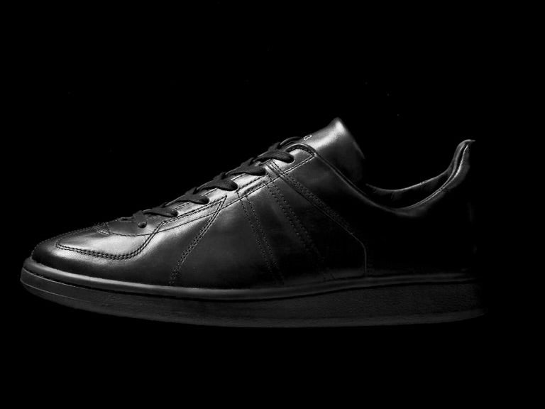 裏ジャーマントレーナー⁉︎「ブラームスルーツストック」と「リプロダクションオブファウンド」のコラボスニーカーは洗練のオールブラック!