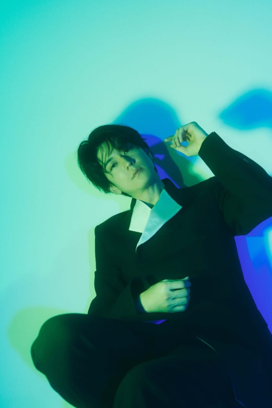 中島裕翔さんのメンズノンノ限定公開ショット。青いライトに照らされている。