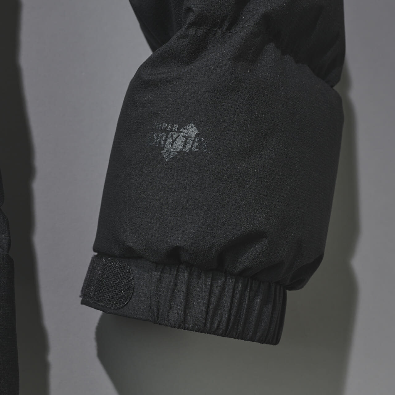 モンベルのパーマフロスト ライトダウンパーカの袖口