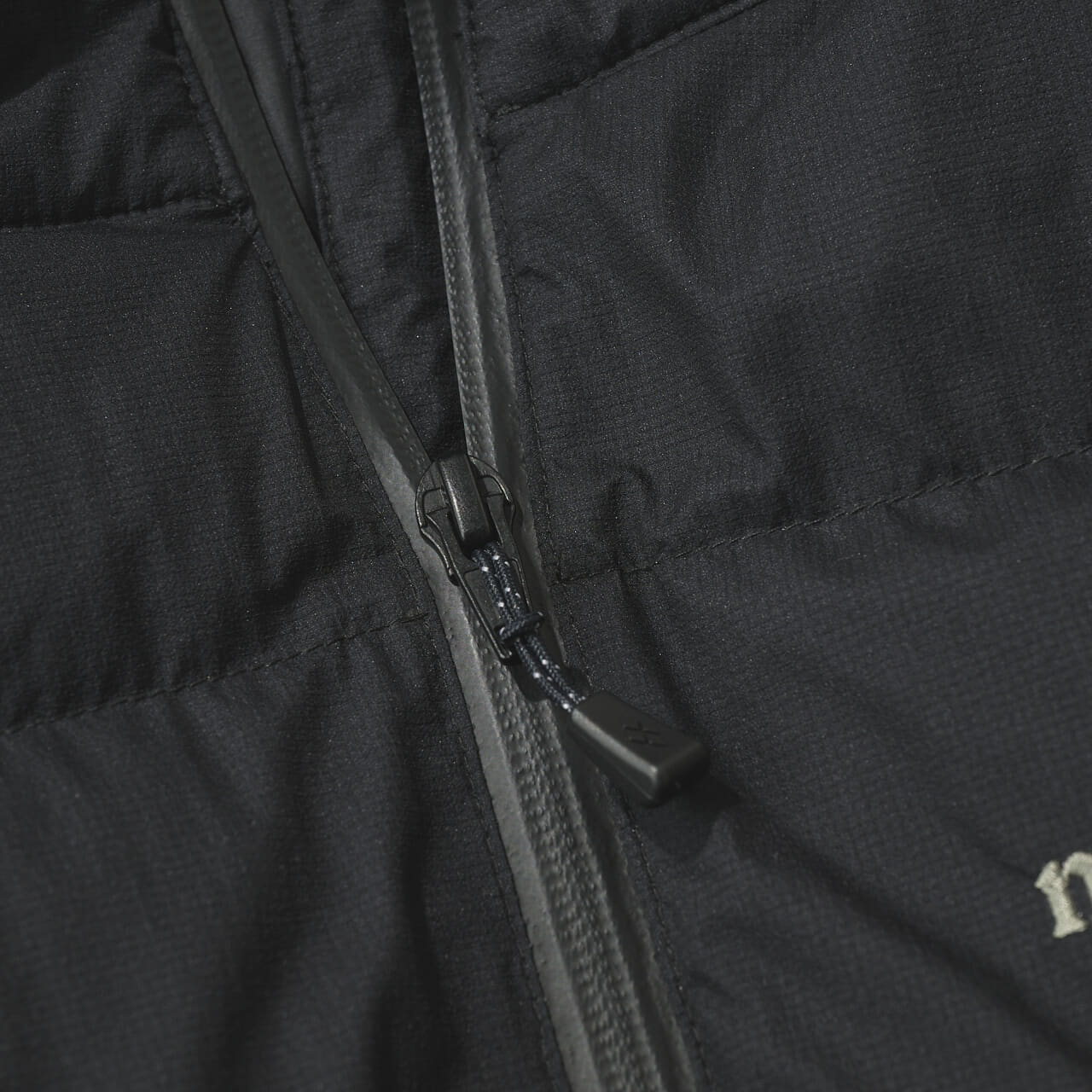 モンベルのパーマフロスト ライトダウンパーカのフロントジップ