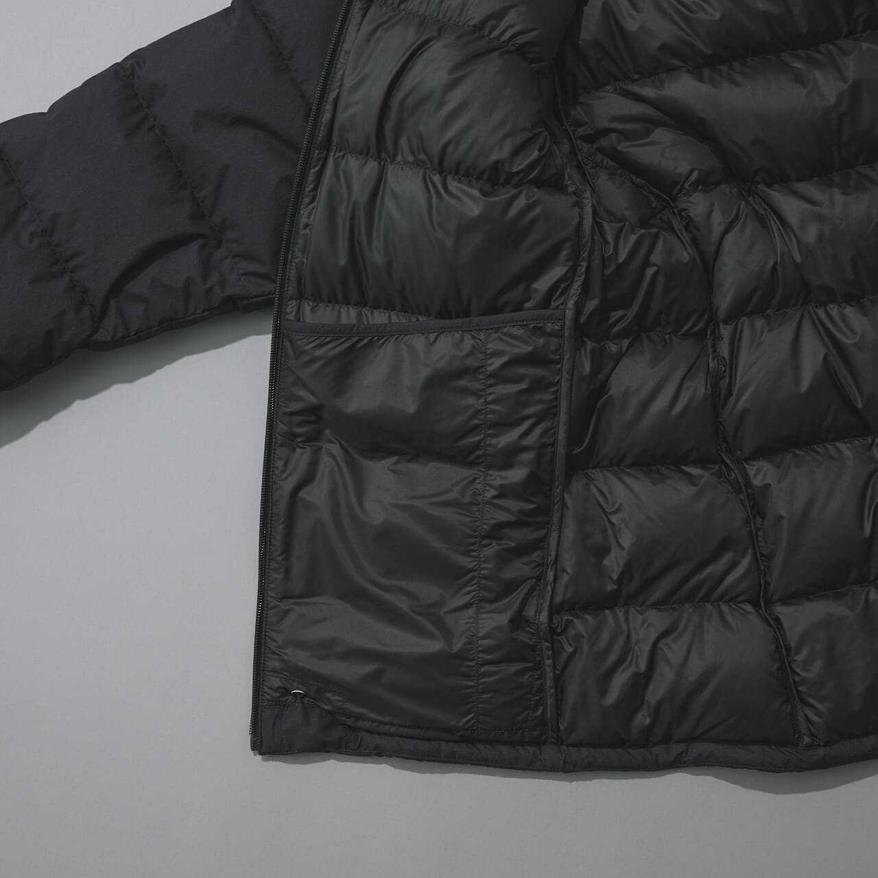 モンベルのパーマフロスト ライトダウンパーカの裏地とドロップポケット