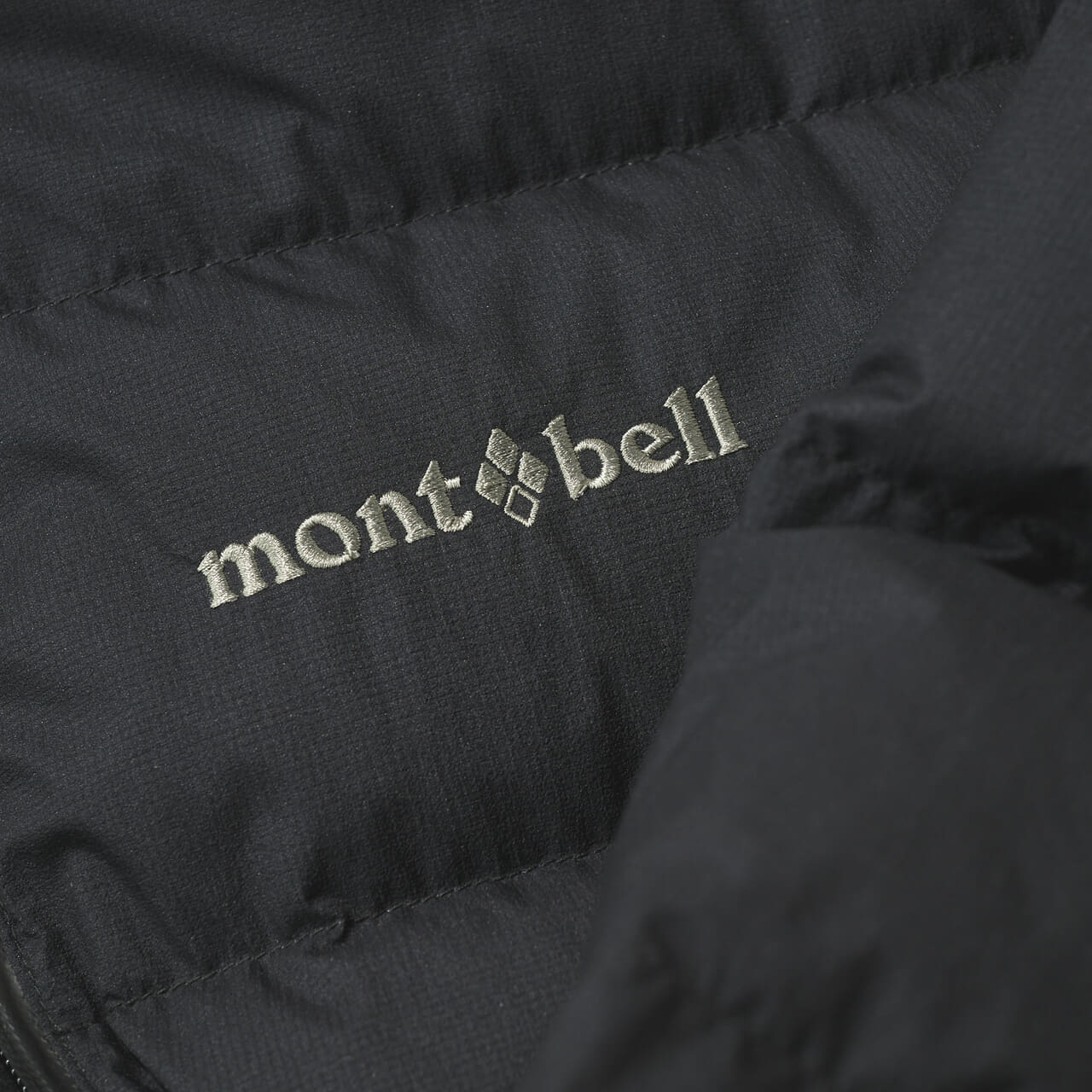 モンベルのパーマフロスト ライトダウンパーカのブランドロゴ