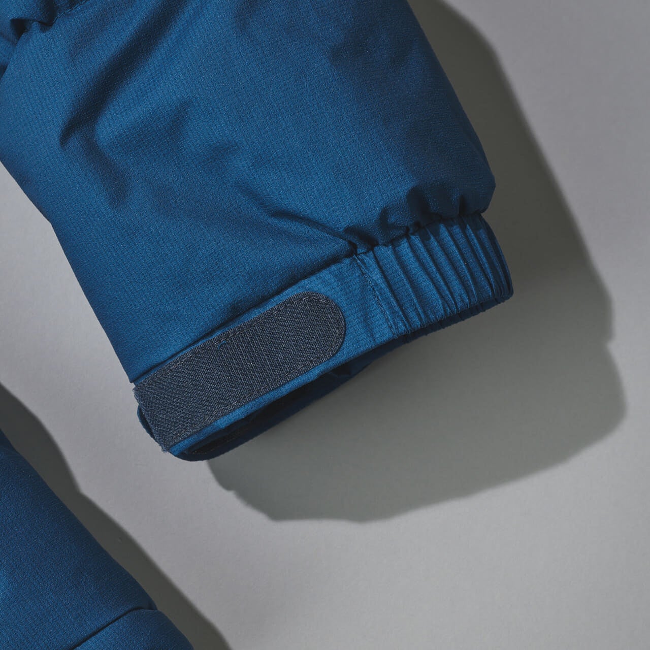 モンベルのパーマフロスト ライトダウンジャケットのアルパインカフ