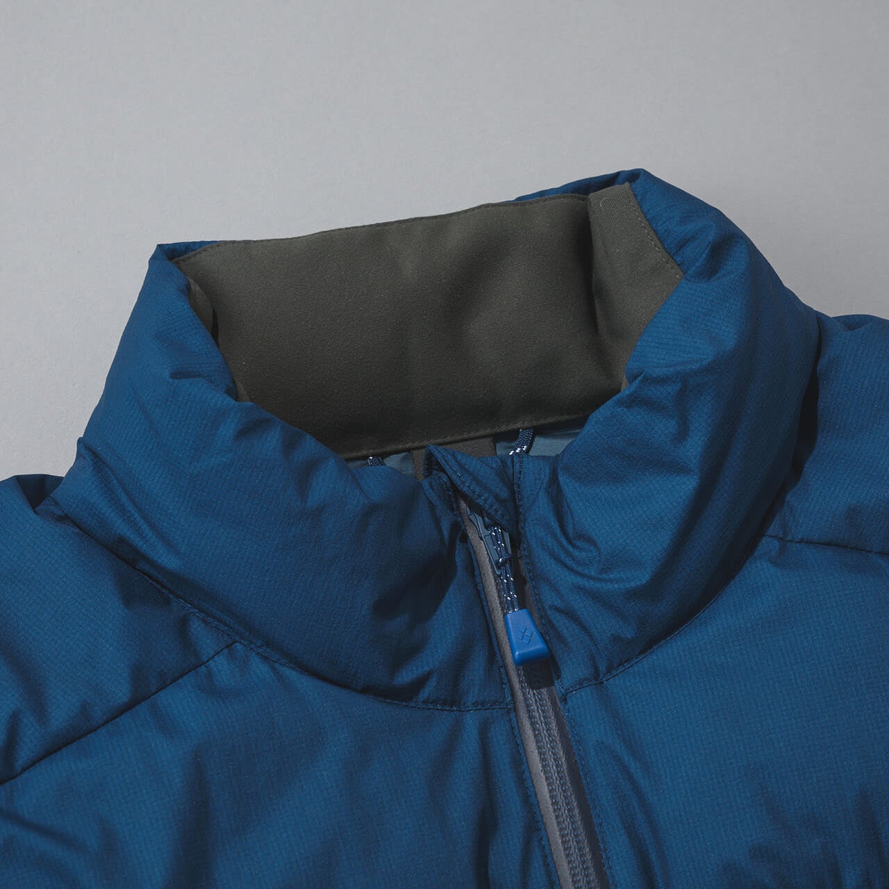 モンベルのパーマフロスト ライトダウンジャケットのスタンドカラー