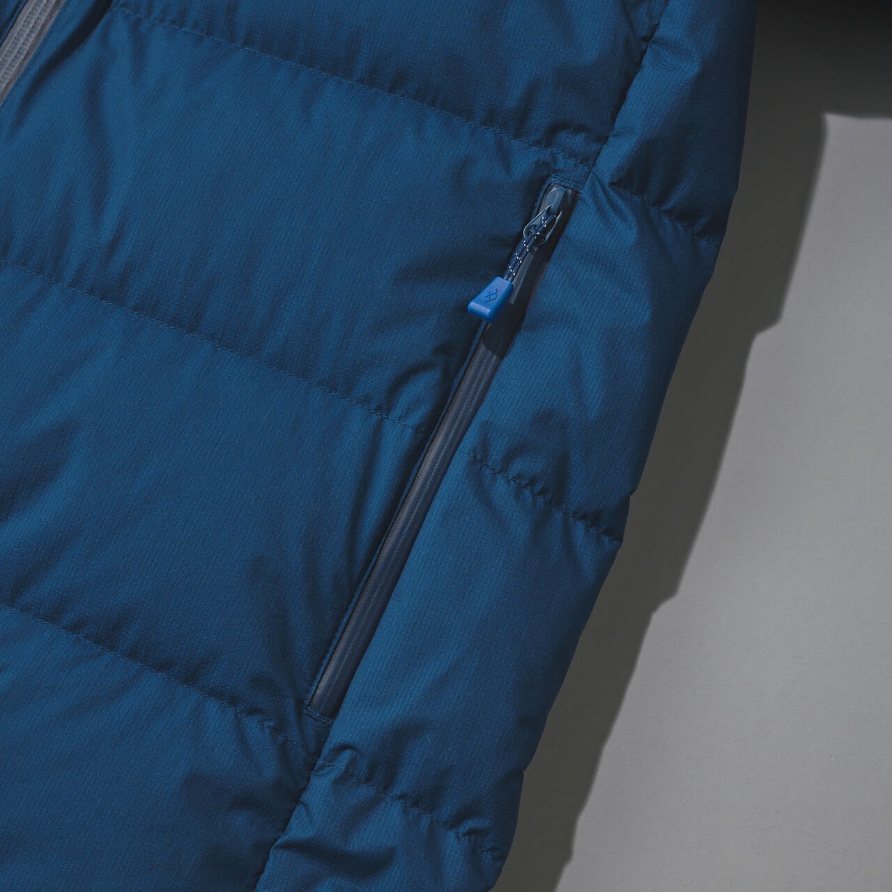 モンベルのパーマフロスト ライトダウンジャケットのハンドウォーマーポケット