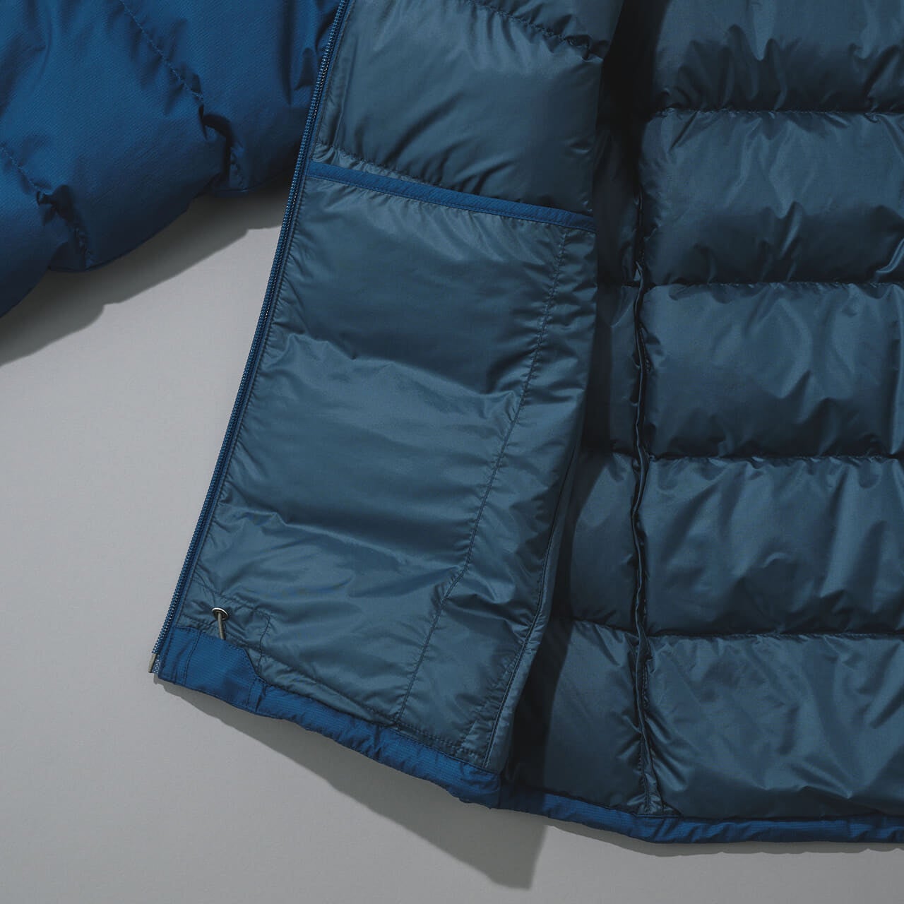 モンベルのパーマフロスト ライトダウンジャケットの内側のドロップポケット