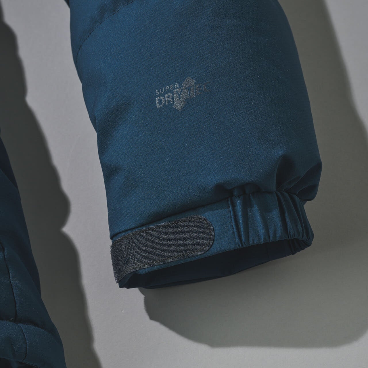 モンベルのパーマフロスト ダウンパーカの左のアルパインカフ