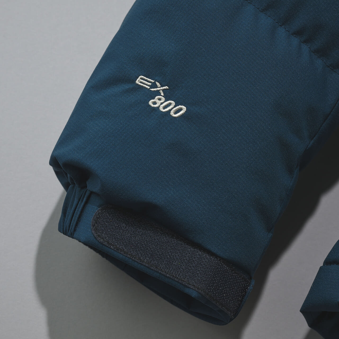 モンベルのパーマフロスト ダウンパーカのアルパインカフと800フィルパワーEXダウン