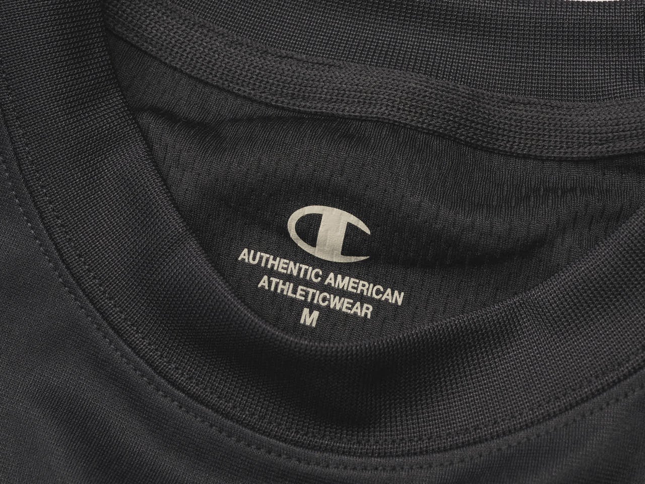 エディターが愛用するチャンピオンの愛用リカバリーウェアのTシャツ＆パンツのタグ